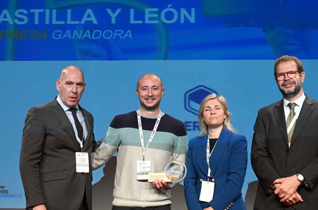 El viceconsejero de Economía y Competitividad, Carlos Martín Tobalina (izquierda), en los Premios Emprende XXI de CaixaBank. TOMÁS ALONSO