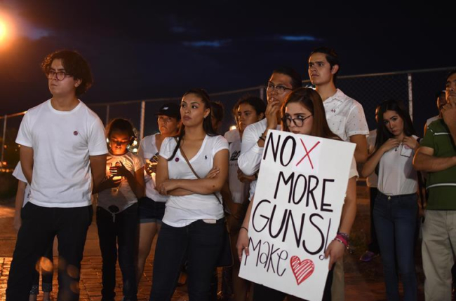 Vigilia en Ciudad Juárez por la matanza de El Paso: "No más armas".-EFE