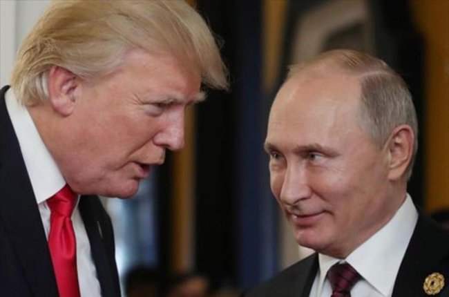 Donald Trump (izquierda) y Vladímir Putin, en una cumbre celebrada en Danang (Vietnam) el año pasado.-MIKHAIL KLIMENTYEV