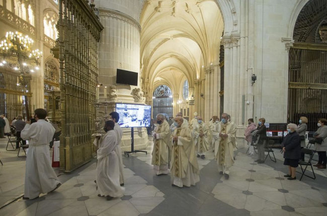 La comitiva eclesiástica llega al altar mayor de la Catredral de Burgos. FOTOS: SANTI OTERO