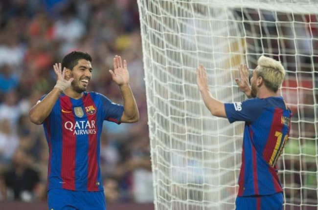 Conexión Messi-Suárez tras la jugada del primer gol durante el partido FC Barcelona-Sampdoria, en el Trofeo Joan Gamper.-JORDI COTRINA
