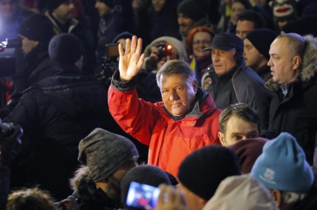 Klaus Iohannis (centro) saluda a los manifestantes en una concentración contra el Gobierno, en Bucarest, el 22 de enero.-EFE / ROBERT GHEMENT