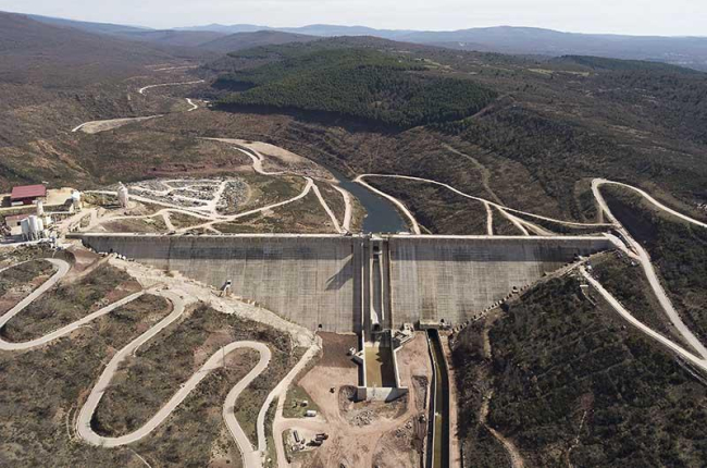 Vista aérea de la presa de Castrovido, prácticamente rematada en su zona exterior.-ISRAEL L. MURILLO