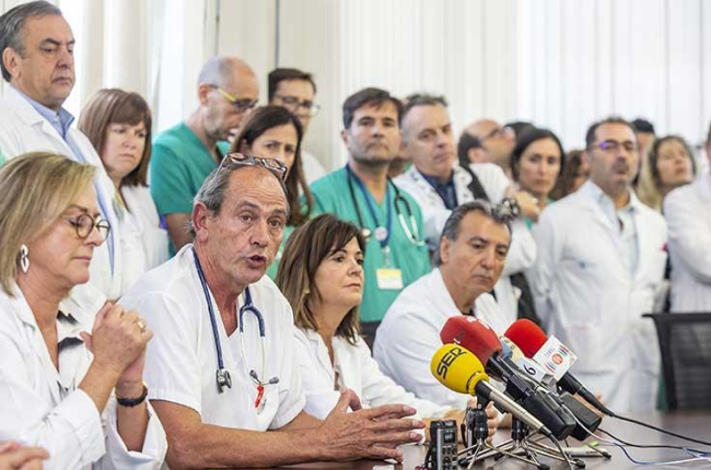 El oncólogo Carlos García Girón, segundo por la izquierda. SANTI OTERO
