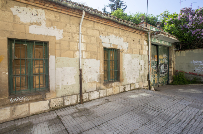 Imagen del edificio abandonado de Lejías El Cid. SANTI OTERO