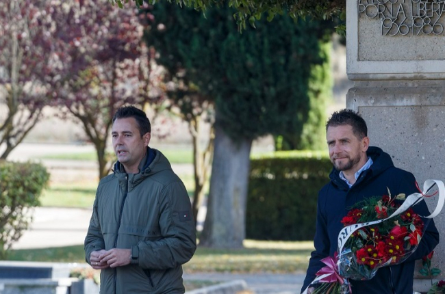 Daniel de la Rosa y Josué Temiño, en la ofrenda floral a las víctimas del franquismo en el cementerio de Burgos. SANTI OTERO