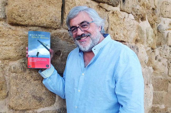 El escritor Félix G. Modroño, con un ejemplar de su última novela. ‘Sol de brujas’. ECB