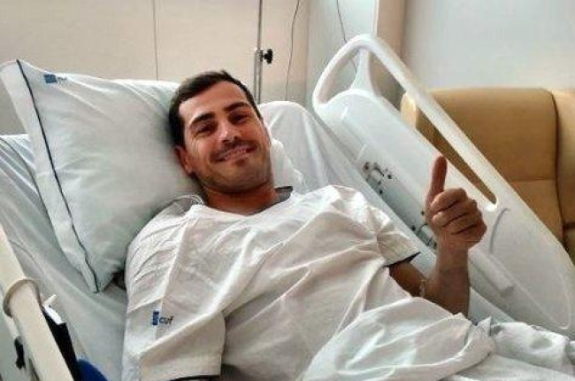 Iker Casillas en el hospital de Oporto en el que se recupera del infarto que sufrió.-TWITTER IKER CASILLAS