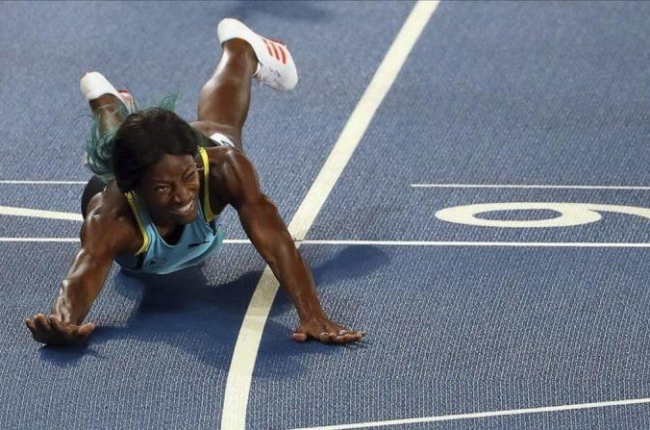 Shauane Miller se tira en plancha a la línea de meta para ganar el oro en los 400 metros.-ANTONIO LACERDA