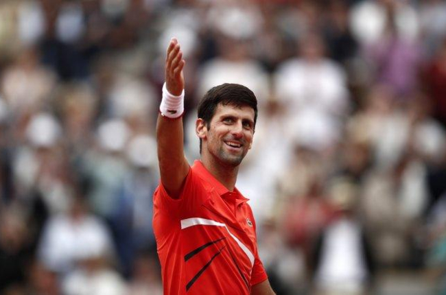 Djokovic saluda a la grada de París.-REUTERS / BENOIT TESSIER