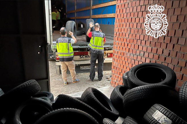 Agentes de la Policía Nacional recuperan los neumáticos robados. ECB