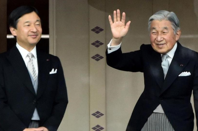El emperador Akihito, a la derecha, con el príncipe Naruhito, a la izquierda.-AFP / TOSHIFUMI KITAMURA