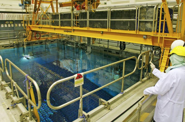 En el fondo de la piscina de la central de Garoña, junto al reactor nuclear, se aprecian los cientos de barras de uranio ya gastado.