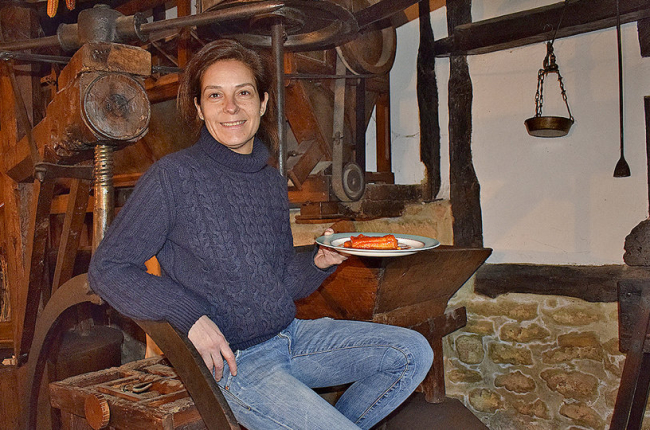 María Morales presenta un plato en el museo que recrea el viejo molino. ARGI