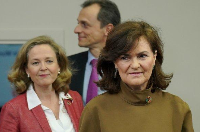 Las dos Vicepresidentas, Nadia Calviño (izquierda) y Carmen Calvo (derecha) en una rueda de prensa posterior al Consejo de Ministros.-JOSÉ LUIS ROCA