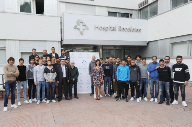 Los jugadores del Burgos posan ante el Hospital Recoletas-Israel L. Murillo