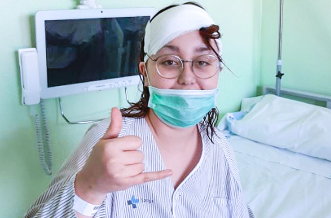 Foto de la joven tras la operación realizada en Valladolid para extirparle el tumor. ECB