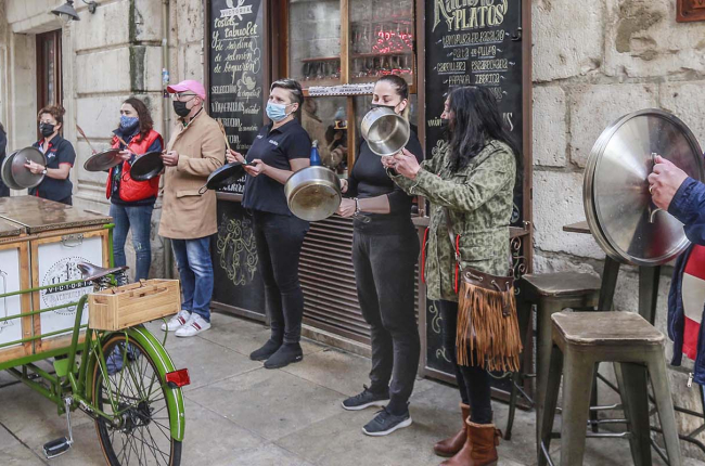 Protesta a las puertas de un bar por el cierre de la hostelería. ISRAEL L. MURILLO
