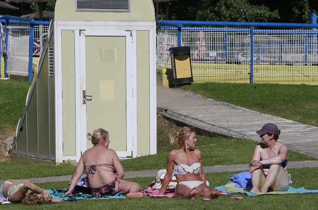 Un grupo de mujeres disfruta de las piscinas el pasado lunes. RAÚL G. OCHOA