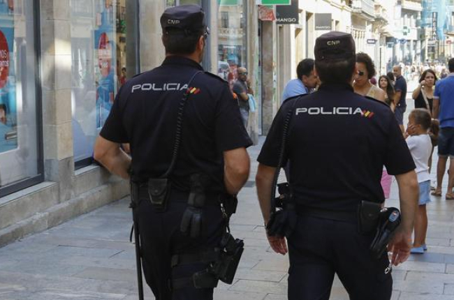 La Policía Nacional de Aranda de Duero evita posibles timos a clientes de
entidades bancarias. ECB