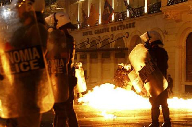 Disturbios en Atenas, frente al Parlamento.-Foto:   REUTERS / YANIS BEHRAKIS