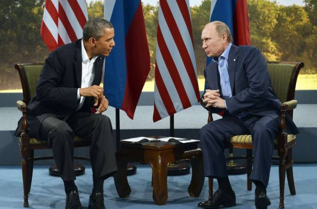 l presidente de Estados Unidos, Barack Obama, y su homólogo ruso, Vladimir Putin, en un encuentro en el Reino Unido en el 2013.-AFP / JEWEL SAMAD E
