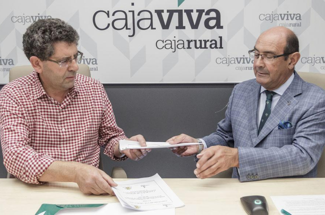 Jesús Sadornil y Agustín Colino firman el acuerdo.-SANTI OTERO