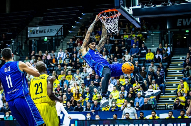 Gamble machaca el aro del Oldenburg. FIBA