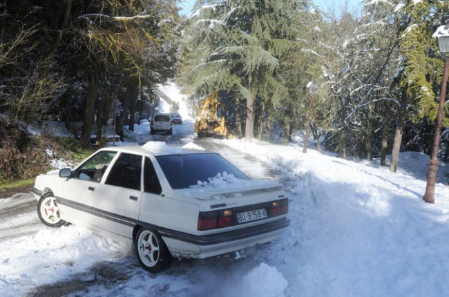 La nieve acumulada en algunas vías dejó coches cruzados a causa del deslizamiento, como en el Castillo.-RAÚL G. OCHOA