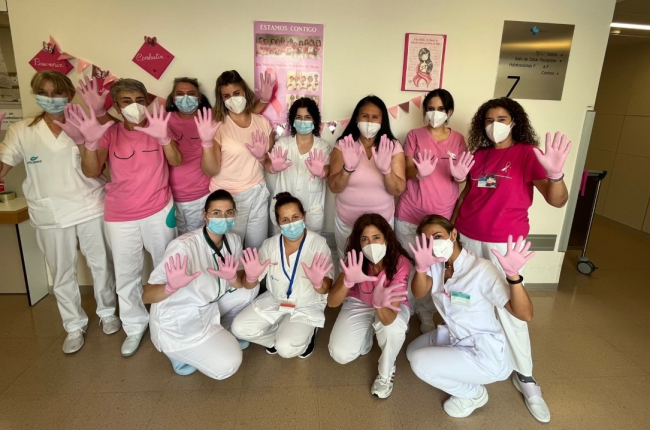 Parte del equipo de Hospitalización de Ginecología posa con los guantes rosas.