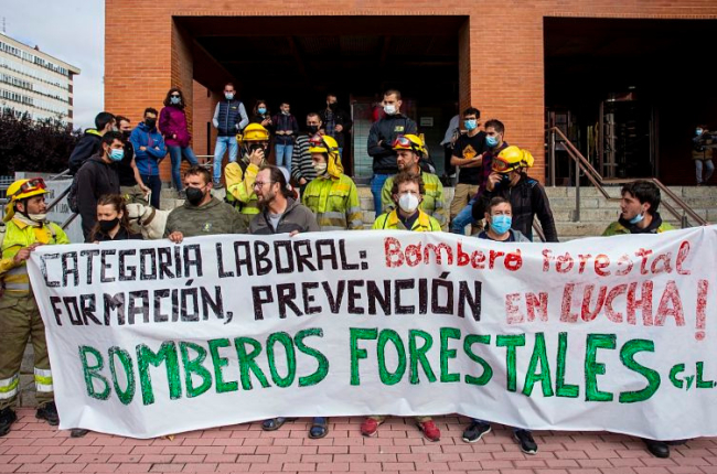 Concentración de bomberos forestales en la Delegación Territorial de la Junta en Burgos. SANTI OTERO