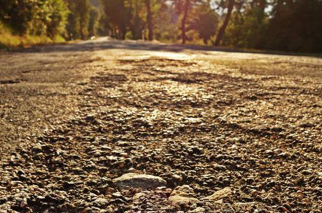 El estado actual del asfalto impide a los conductores circular con normalidad por este tramo.-ECB