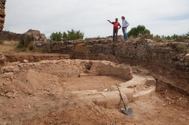 El alcalde de Soria visita las excavaciones arqueológicas en la Iglesia de San Ginés en Soria dentro del programa Soria Oculta.-ICAL