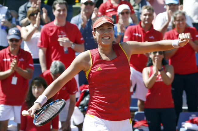 La tenista española Garbiñe Muguruza, eufórica, tras vencer por 7-6 (4) y 6-0 a la italiana Francesca Schiavone.-EFE