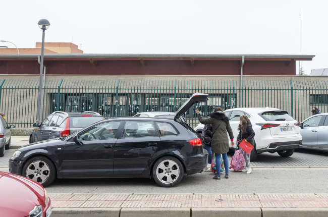 Ayer los padres seguían parando en la calzada para dejar a sus hijos en el  CEIP Jueces de Castilla. SANTI OTERO