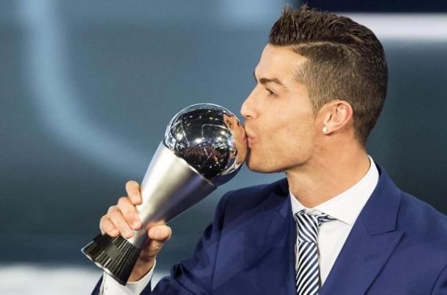 Ronaldo besa el trofeo que le ha otorgado la FIFA este lunes en la gala de Zúrich.-EFE / ENNIO LEANZA