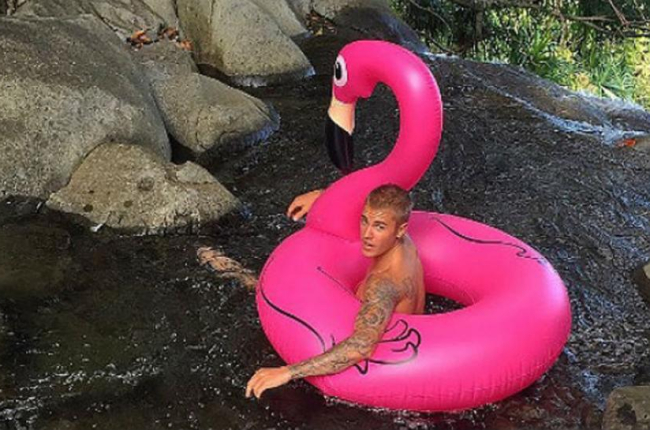 Justin Bieber se apunta a la moda de los flotadores gigantes.-INSTAGRAM