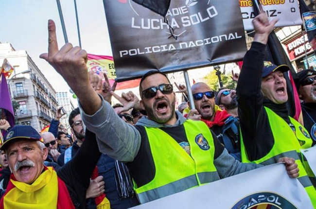 Participantes en la manifestación de Barcelona por la equiparación salarial de policías nacionales y guardias civiles con los mossos.-EFE / ENRIC FONTCUBERTA
