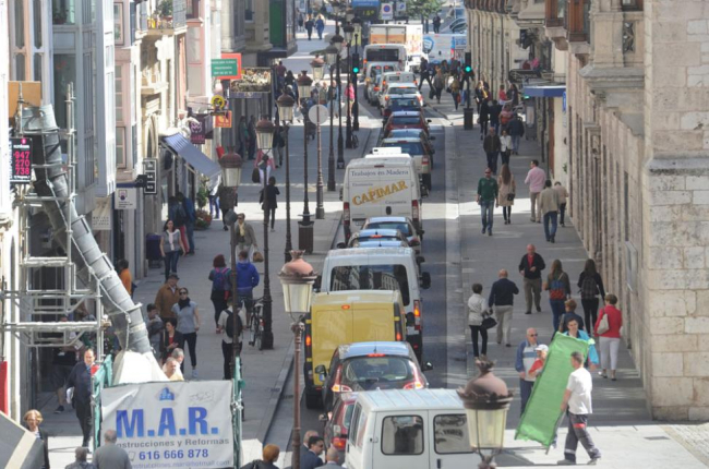 La calle Santander presenta este volumen de tráfico  especialmente en las jornadas laborables.-ISRAEL L. MURILLO