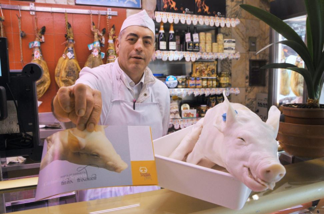 Un cochinillo marca de segovia a la venta en las carnicerías de Segovia-ICAL