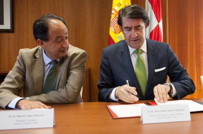 El consejero de Fomento y Medio Ambiente, Juan Carlos Suárez-Quiñones, junto al delegado de la Junta, Manuel Lopez,firma del Programa Rehabitare.-ICAL
