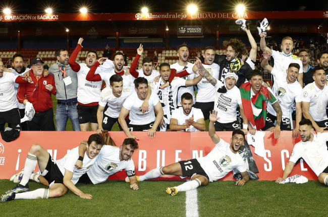 Plantilla y jugadores del Burgos posan con el cartel que les acredita como nuevo equipo de Segunda División. TWITTER / @RFEF