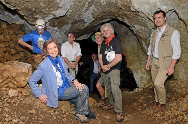 Doña Sofía posó dentro de Cueva Mayor con los codirectores de los yacimientos.-S. SANTAMARÍA / F. ATAPUERCA