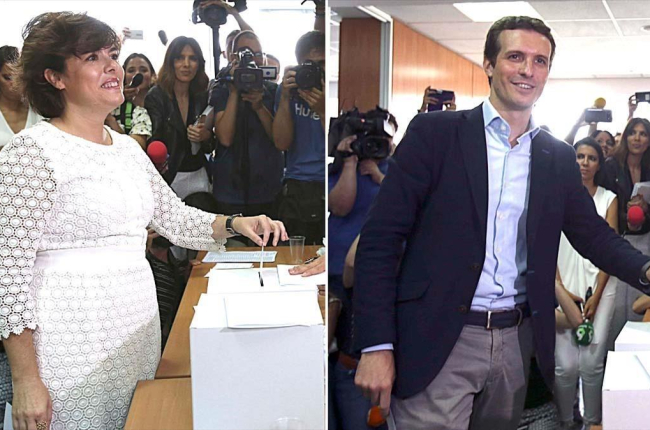 Soraya Sáenz de Santamaría y Pablo Casado, en el momento de depositar sus respectivos votos.-EL PERIÓDICO
