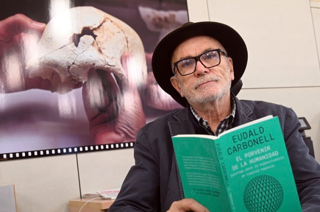 Eudald Carbonel con un ejemplar de su último libro: 'El porvenir de la humanidad'. ICAL