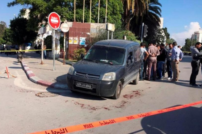Lugar del ataque de un yihadista a dos policías en Túnez. / ZOUBEIR SOUISSI / REUTERS-/ ZOUBEIR SOUISSI / REUTERS
