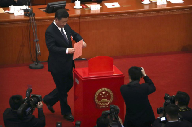 Xi Jinping deposita su voto en la sesión que aprobó la reforma constitucional.-MARK SCHIEFELBEIN (AP)