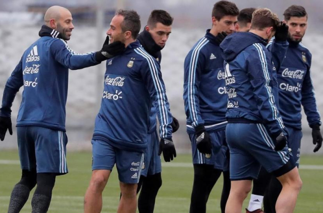 Mascherano (izquierda), con sus compañeros de la selección argentina.-EFE / SERGEI ILNITSKY