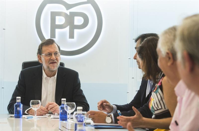 Fotografía facilitada por el PP del presidente del Gobierno en funciones y del Partido Popular, Mariano Rajoy, durante la reunión del comité de dirección de la formación tras la reunión que ha mantenido con el líder de Ciudadanos, Albert Rivera.-EFE