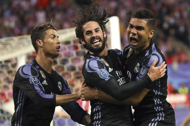 Xisco celebra su gol con Casemiro y Cristiano.-EFE